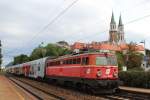 1142 623 mit dem REX von Wien Franz Josefs-Bahnhof nach Gmnd N, bei der Durchfahrt der Haltestelle Klosterneuburg-Kierling, im Hintergrund das Stift Klosterneuburg; am 12.07.2012