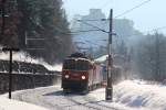 1142 564 mit 1144 043 mit dem DG 54701 mit etwa +500min von Wien Zvbf (Zur) nach Graz Verschubbahnhof (Gi), hier zum sehen kurz vor dem bersetzen des Wagnergrabenviadukt; am 19.01.2013