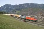 Am Eichberg bei der Apfelwiese fährt GAG-53515 mit der besonderen Bespannung durch 1142.682+1116.141 am 20.2.16 bergwärts.