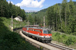 Im Bogen unter dem Ghega-Museum fahren 1142.705+1144.231 mit G-55501 am 20.8.16 bergwärts.