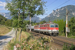 Durch das spätsommerliche Payerbach fahren 1142.601+598 mit G-54703 am 24.9.16 bergwärts.