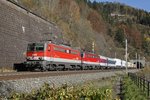 1142 651 + 1142 683 mit einer rollenden Landstrasse beim Galgenbergtunnel am 31.10.2016.