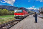 1144 201-1 fährt mit der S1 4853 (Lienz - Spittal-Millstättersee) in den Bahnhof Greifenburg-Weißensee ein.