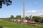 Eine neue Fotostelle für den Spätnachmittag kurz vor Gloggnitz mit dem mächtigen Schornstein im Hintergrund mit einen Reg.der von der 1144.205 gezogen wird am 13.6.17