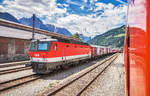 1144 123-7 steht mit der zweiten Radlzug-Garnitur im Bahnhof Lienz.