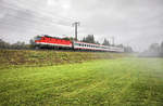 1144 123-7 fährt mit dem D 736 (Lienz - Villach Hbf) bei Dölsach vorüber.