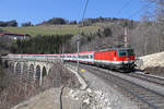 1144.213 befährt mit EC-158 den Wagnergraben-Viadukt,der schon für die bevorstehenden Revisionsarbeiten eingerüstet wird,bei Klamm/Sch.am 25.3.18