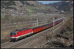 1144 250 mit Güterzug bei Oberaich am 6.04.2018.