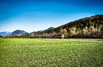 1144 229-2 fährt mit dem D 735 (Villach Hbf - Lienz), bei Berg im Drautal vorüber.