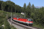 1144.230+071 fahren mit G-54703 vor dem Ghega-Museum bei Breitenstein bergwärts.