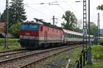 Von Innsbruck kommend hat 1144 111 die Wagen des IC 118 am Haken und erreicht in Kürze den Lindauer Inselbahnhof, wo zwei Loks der Baureihe 218 die Wagen übernehmen werden.