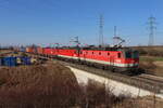 Kurz vor dem Zentralverschiebebahnhof Wien Kledering auf der  Klederinger Westschleife  ist am 11.3.2022 der KGAG43680 von Koper tovorna nach Žilina-Teplička zum Stehen gekommen. In Kledering verliert der Containerzug die 1144 119 und 1144 275 und die 1116 098 bringt den Zug alleine nach Bratislava-Petrzalka.