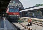 In Lindau Insel angekommen endet Baustellenbedingt der IC 118 Bodensee aus Innsbruck. Folglich muss die Lok  gestützt  bez. umfahren werden.
Das Bild zeigt die 1144 280 in Lindau Insel bei Warten zur Einstellung der Rangierfahrstrasse. 

14. August 2021