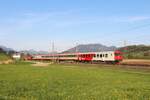 Im herrlichsten Abendlicht des 11.4.2024 schiebt die 1144 233 den IC610  Mirabell  angeführt von 8073 208 durch den Bahnhof St.Martin am Grimming in Richtung Salzburg Hbf.