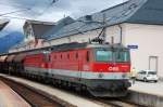 1144 241-7 zieht die abgebgelte 1144 207-8 und einen schweren Zementzug durchs Gleis 1 von Wrgl Hbf. (05.08.2008)