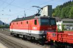 BB 1144 256 durchfhrt mit einem Leerzug am 11.05.2009 den Bahnhof Kufstein.