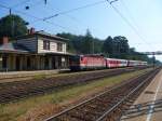 Die 1144 280-5 trifft mit einem einstckigen CityShuttle-Zug in Rekawinkel ein.