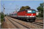 Sie werden immer seltener auf sterreichs Schienen, die BR 1X44 mit Pflatsch. OIC 657 von Wien nach Graz am 19.9.2009 bei der Durchfahrt der S-Bahnstation Wien Atzgersdorf.