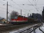 Die 1144 252 und eine Weitere am 19.12.2009 mit einem Gterzug bei der Durchfahrt in Brixlegg.