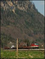 1144 244 mit einem Gemischten Gterzug vor der Kulisses eines Gebirges kurz vor Niederaudorf. So gesehen am 09.02.2011. 