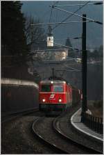 Teleaufnahme der 1144 040, welche als Vorspannlok vor einer weiteren 44er, diesen Gterzug bergwrts Richtung Semmering zieht.Im Hintergrund die Mauern von Schloss Gloggnitz.