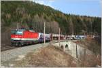 1144 123 und 1116 250  Polizei  ziehen den Fiat Autozug 46753 (Breclav - Tarvisio) ber das 41m lange, und 19m hohe Rumplergraben-Viadukt.