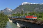 1144 024 schiebt einen LKW-Walter-KLV zum Brenner bei der berquerung des Inns in Brixlegg am 19.05.2012.