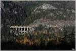 Schachbrett 1144 092 rollt mit dem Hackschnitzelleerzug 41683 ber das Krausel Klause-Viadukt und danach durch den 14 m langen Krausel Tunnel.