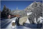 Winter Wonderland am Zauberberg - Die 1144 284 schiebt einem Containerzug von Mrzzuschlag nach Gloggnitz nach, hier ber die Kalte Rinne nahe Breitenstein.