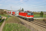 Die ziemlich neue 1144.269 fährt mit R-2349 durch die frühlingshaften Weinberge bei Pfaffstätten am 31.3.16