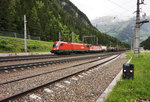 1116 191 + 1144 XXX fahren am 5.6.2016 mit einem Güterzug in Richtung Villach durch den Bahnhof Böckstein.