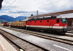 1144 272-2 steht am 17.6.2016 mit einem kurzen Holzzug im Bahnhof Lienz.