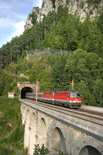 Am Morgen des 10.9.16 fährt EN-234 mit besonderer Bespannung durch zweimal 1144 der 091+206 über den Krausel-Klause-Viadukt bei Breitenstein talwärts.