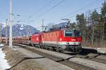 1144 066 und 1116 090 ziehen am 15.02.2017 einen Güterzug durch den Bahnhof Eichberg.