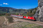 1216 011 fährt mit einem Eurocity an der bekannten Felswand bei Vipiteno in Richtung Bozen, aufgenommen am 8.