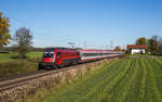 1216 018, die bereits im RJ-Design unterwegs ist, fährt mit einem Eurocity bei Hilperting in Richtung Brenner, aufgenommen am 19.