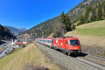 1216 015 mit EC 87 am 28.03.2015 bei Wolf am Brenner.