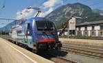 Hier am 27.7.2018 ist die 1216 019-0  Achensee  bei Führerstandsmitfahrten zur Radio-Tirol Sommertour im Bahnhof Jenbach.
