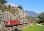 1216 006 mit EC 87  DB-ÖBB EuroCity  (München Hbf - Venezia Santa Lucia) bei Jenbach, 17.10.2018.