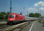 Die E 190 003 der ÖBB trifft mit dem IC 118 in Lindau ein.