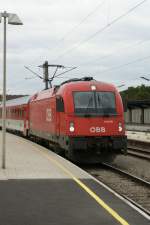 Die 1216 240 bei der Ausfahrt aus dem Wiener Sdbahnhof am 05.09.09 mit dem EC 72 nach Praha hl.