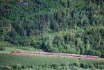 EC-Zug mit Taurus-Lok der ÖBB fährt das Eisacktal in Richtung Brenner hinauf.