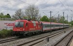 1216 012 mit einem EC beim passieren der Station München-Trudering.