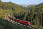 Die ersten Sonnenstrahlen erreichen am Morgen des 21.8.18 den RJ-551 mit 1216.229 bei Breitenstein.