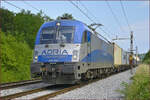 SŽ 514-922 'Vanja' zieht Containerzug durch Maribor-Tabor Richtung Koper Hafen. /14.7.2021