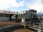 21.05.2003, 1245.04 befrdert den Bludenzer Klima-Schneepflug 976 311 nach dem  Abschmieren  aus dem Rundschuppen der Zf Saalfelden, um ihn noch am selben Tag in das TS-Werk Knittelfeld zu bringen.