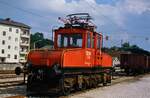 Ellok 20 010 der Vorchdorferbahn rangiert am 06.04.1986 vor der Hauptwerkstatt Vorchdorf.