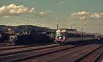 Im April 1975 treffen sich 4010.10 und 1089.02 im Bahnhof Attnang-Puchheim