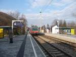 Gerade verlsst die Triebwagengarnitur 4020 283-0 die Bahnhaltestelle von Hflein an der Donau. (08:39Uhr, 08.03.09)