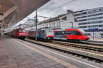 Drei-Länder-treffen im Salzburger Hbf.
Rechts 4023 004-7 der ÖBB in der Mitte die von der BLS gemietete 186 109-5 von RAILPOOL und links 101 105-5 der DB.

4023 004-7 war unterwegs als S2 3061 (Salzburg Hbf - Straßwalchen) und 101 105-5 schob den EC 114  Wörthersee  (Klagenfurt Hbf - Dortmund Hbf).

Aufgenommen am 6.4.2017.